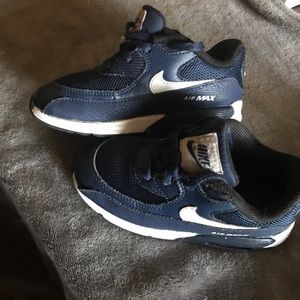 Boys size 10 Nike Air Max Navy Blue and white